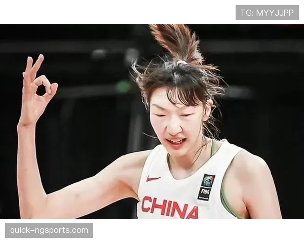 浓眉刚下场就钻进冰桶泡到脖子，这自律狠人连恢复都要卷？